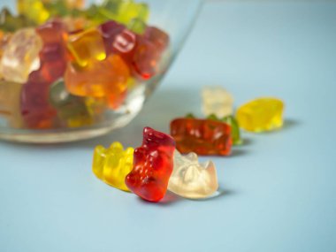 Mavi masada lezzetli, parlak ayıcıklı bir kase