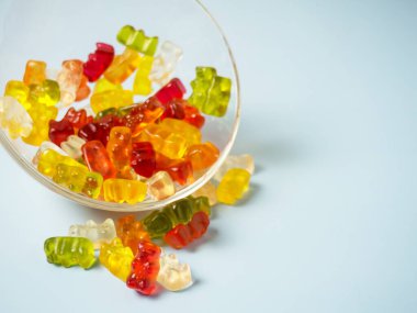 Mavi masada lezzetli, parlak ayıcıklı bir kase