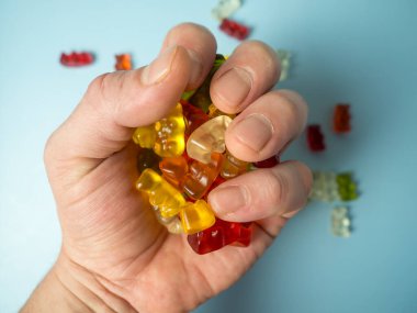 Renkli jelibon taşıyan bir adamın yakın çekimi.