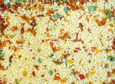 Arkaplan ve metin için baharat ve domates ile kuskus karışımı