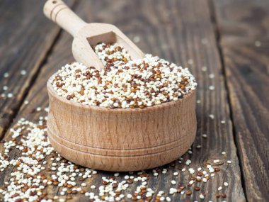 Ahşap kasede kinoa ve kırsal arka planda kepçe