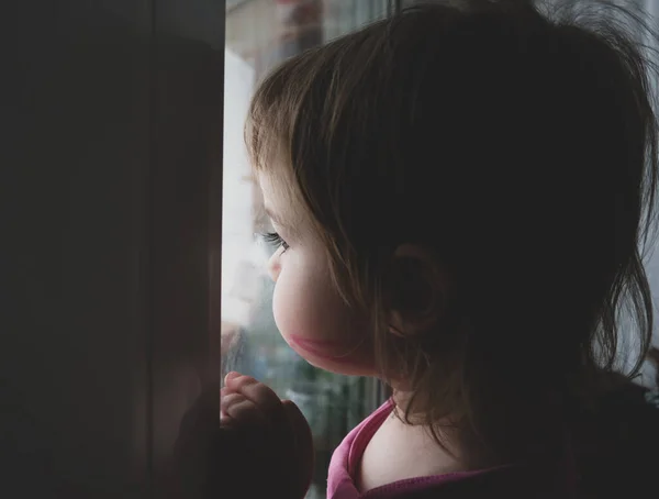 Una Niña Está Triste Mira Por Ventana Quiere Caminar Por —  Fotos de Stock