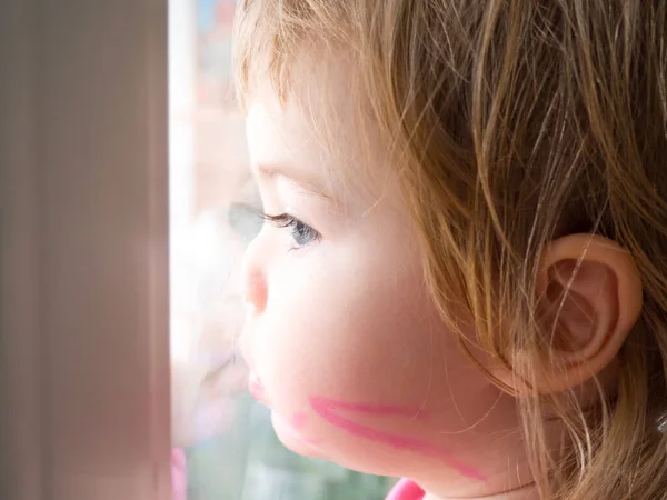 Una Niña Está Triste Mira Por Ventana Quiere Caminar Por —  Fotos de Stock