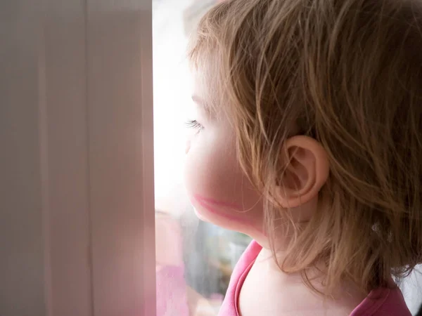 Een Klein Meisje Verdrietig Kijkt Uit Het Raam Wil Door — Stockfoto