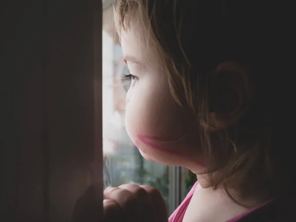 Egy Kislány Szomorú Kinézett Ablakon Sétálni Akart Utcán Gyerek Kinézett — Stock Fotó