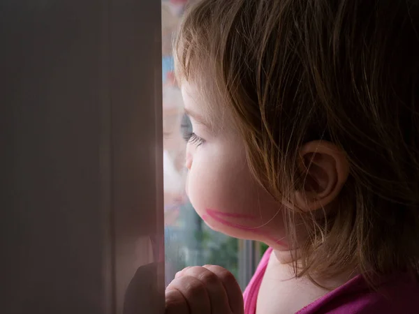 Een Klein Meisje Verdrietig Kijkt Uit Het Raam Wil Door — Stockfoto