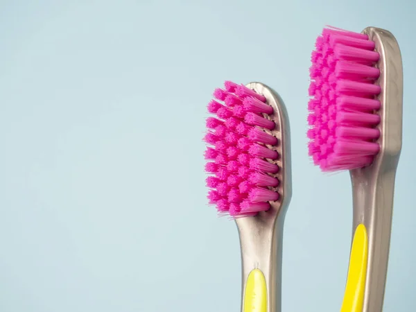 Escovas Dentes Femininas Masculinas Fundo Azul Com Espaço Para Texto — Fotografia de Stock