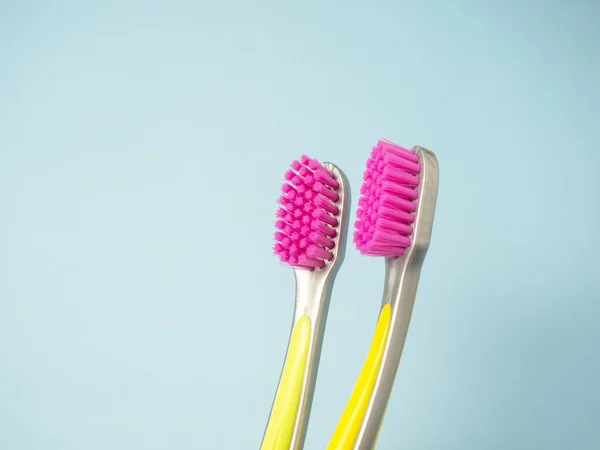 Escovas Dentes Femininas Masculinas Fundo Azul Com Espaço Para Texto — Fotografia de Stock