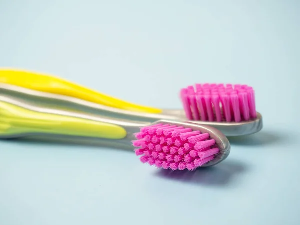 Escovas Dentes Femininas Masculinas Fundo Azul Com Espaço Para Texto — Fotografia de Stock