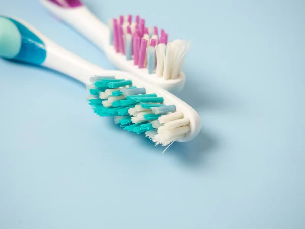 Alte Zahnbürsten Auf Blauem Hintergrund Gebrauchte Männliche Und Weibliche Zahnbürsten — Stockfoto