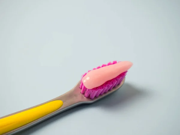 Szczoteczka Zębów Różową Pastą Zbliżenie Różowej Pasty Zębów Szczoteczce Obrazy Stockowe bez tantiem