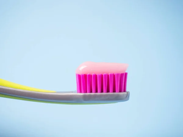 Szczoteczka Zębów Różową Pastą Zbliżenie Różowej Pasty Zębów Szczoteczce Obraz Stockowy