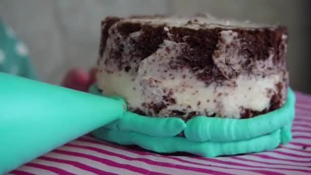 Pasticciera Ragazza Diffonde Crema Con Una Spatola Una Torta Compleanno — Video Stock