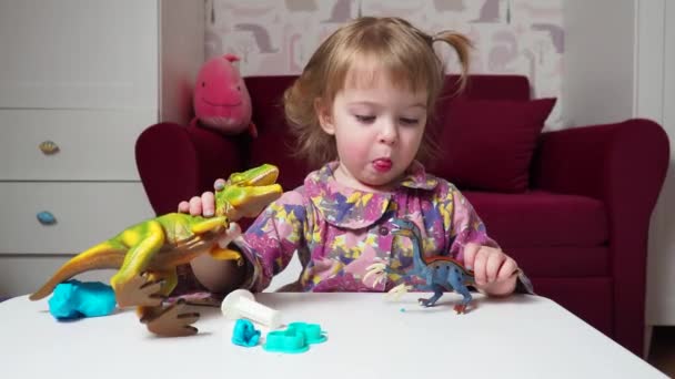 Красивый Ребенок Играет Своей Комнате Игрушечными Динозаврами — стоковое видео