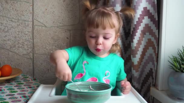 Una Bambina Abito Verde Siede Seggiolone Mangia Porridge Bambino Dal — Video Stock