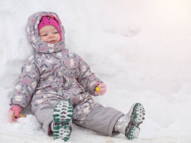 Güzel iki yaşındaki çocuk yorgun ve karın üzerinde dinleniyor fotokopi odasında.