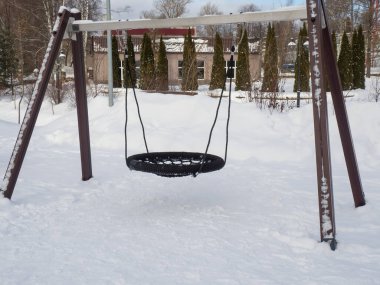 Kışın çocuk parkında boş salıncak