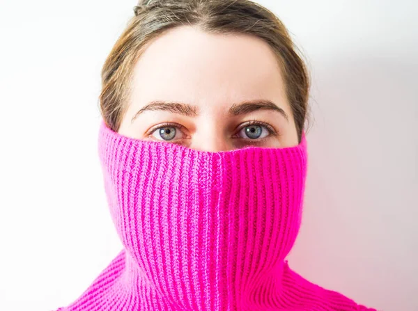 ピンク色のセーターの喉に覆われた美しい少女の顔 — ストック写真