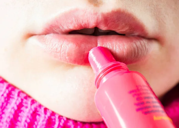 Frau Trägt Rosa Balsam Auf Die Lippen Hautnah Auf Hygienischer — Stockfoto