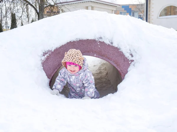 Dziecko Bawi Się Zimie Placu Zabaw — Zdjęcie stockowe