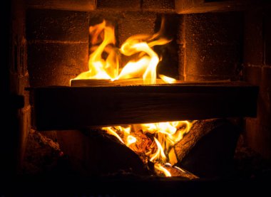 Bir kır evindeki şöminede odun yakmak. Yanan odunları olan taşralı bir ocak..