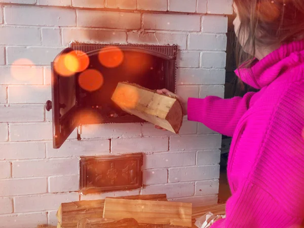 Chica Lanza Leña Fuego Estufa Una Estufa Casa Encender Fuego — Foto de Stock