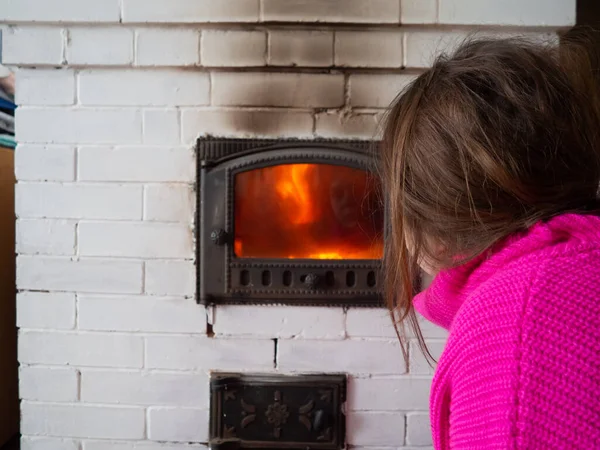 Het Meisje Gooit Brandhout Het Vuur Het Fornuis Een Vuurkist — Stockfoto