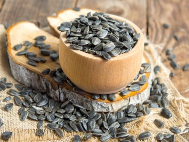 Kırsal bir arka planda kabuksuz ayçiçeği tohumları. Eski bir ağaçtaki tohumlar