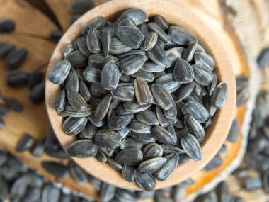 Kırsal bir arka planda kabuksuz ayçiçeği tohumları. Eski bir ağaçtaki tohumlar