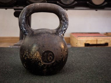 Spor salonunun zemininde eski bir çaydanlık. Kopya alanı.