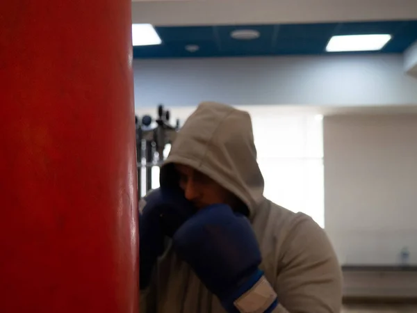 Entrenamiento Boxeo Una Mano Una Bolsa Boxeo Roja Tipo Una — Foto de Stock