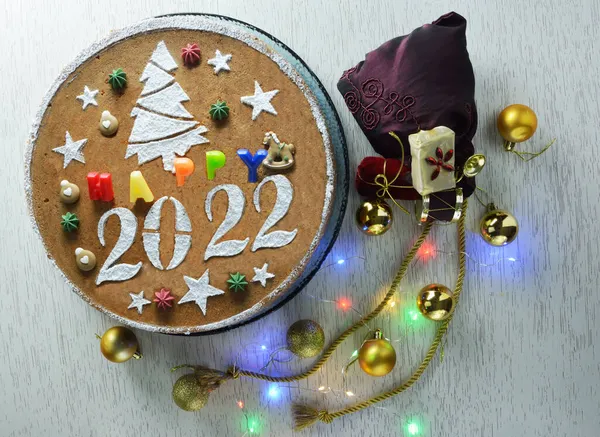 ヴァジロピータ 2022年の伝統的な装飾ケーキや木製のテーブルの上のクリスマスオーナメントやライト — ストック写真