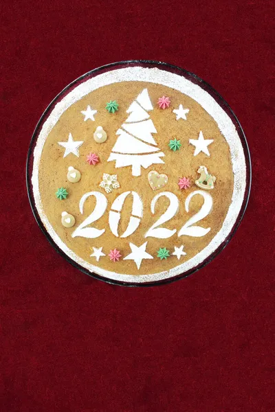 Újévi Torta 2022 Vörös Bársony Asztalterítőn Stock Fotó