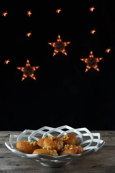 Μελωμακάρονα Παραδοσιακά Ελληνικά Χριστουγεννιάτικα Γλυκά Πιάτο Και Φωτίζοντας Αστέρια Φόντο — Φωτογραφία Αρχείου