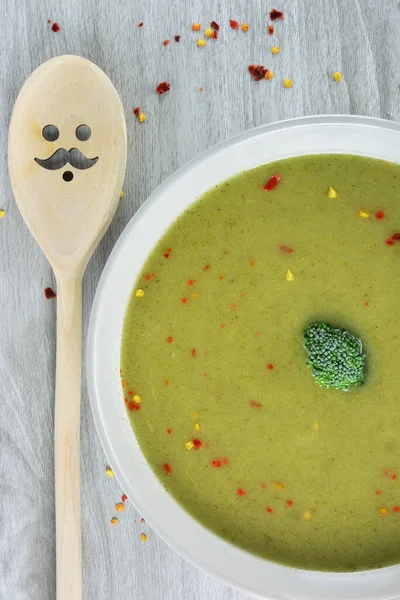 Sup Brokoli Pada Mangkuk Serpih Cabai Dan Sendok Kayu — Stok Foto