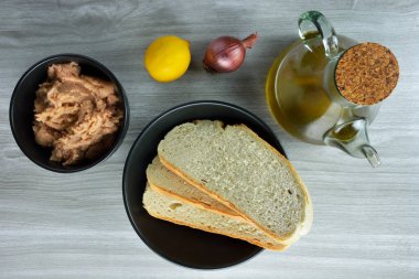 Çiğ taramalar, zeytinyağı, limon, soğan, dilimler, taramosalata sosu yapmak için malzemeler.