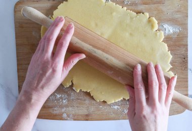 Kurabiyeler için ahşap raptiyeli kısa hamurlu hamur işi yapma süreci