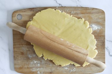 Kurabiyeler için ahşap raptiyeli kısa hamurlu hamur işi yapma süreci