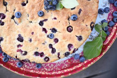 Büyük taze ev yapımı yaban mersinli turta, yaz yemeği, yakın plan.