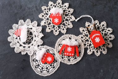 Masada Noel süsleri, peçetelerde kar taneleri şeklinde mini oyuncaklar.