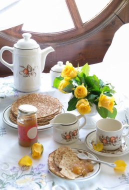 Krep haftası için pankek ve elma reçeli ile kahvaltı, bahar natürmort hayat 