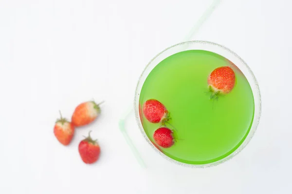 Цветной ярко-зеленый коктейль кактус с клубникой, вкусный освежающий — стоковое фото