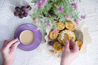 Lavantalı Fransız kahvaltısı, keçi peyniri ve fırında ekmek, not defteri., 