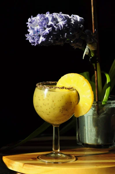 Jasně žlutá snídaně smoothie s ananasem, kiwi a chia semena na tmavé — Stock fotografie