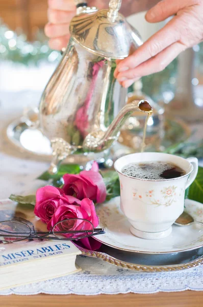 English style tea break, female hands from a silver teapot into a porcelain cup — Stock Photo, Image