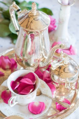 İngiliz tarzında çay molası, çiçeklere karşı klasik gümüş servis. 