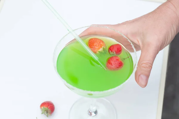 Цветной ярко-зеленый коктейль кактус с клубникой, вкусный освежающий — стоковое фото