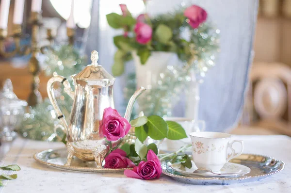 Чайный перерыв в английском стиле, винтажный серебряный сервиз против цветов — стоковое фото