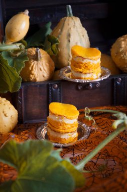 Balkabağı, sonbahar, portakal renginde balkabağı peynirli kekler.