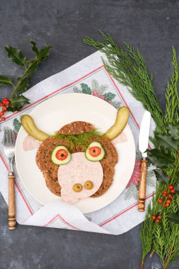 Ekmek, sebze ve sebzeden yapılmış neşeli bir boğa şeklinde sandviç.